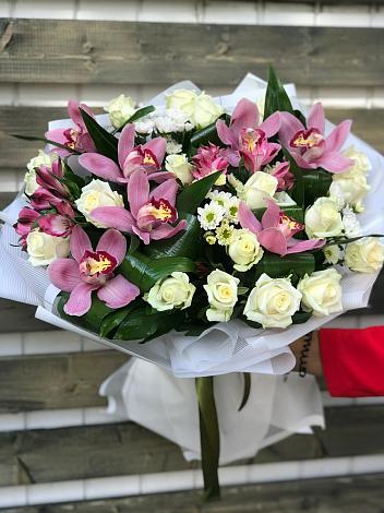 Букет цветов из: Розы и Хризантемы в Рассвет