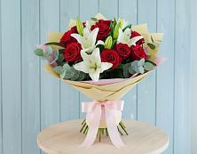 Букет цветов из:  Лилии и Розы в Рассвет