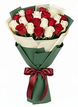 Букет Микс из красных и белых роз в Рассвет