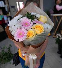 Букет цветов из:  Герберы, Розы и Хризантемы в Рассвет