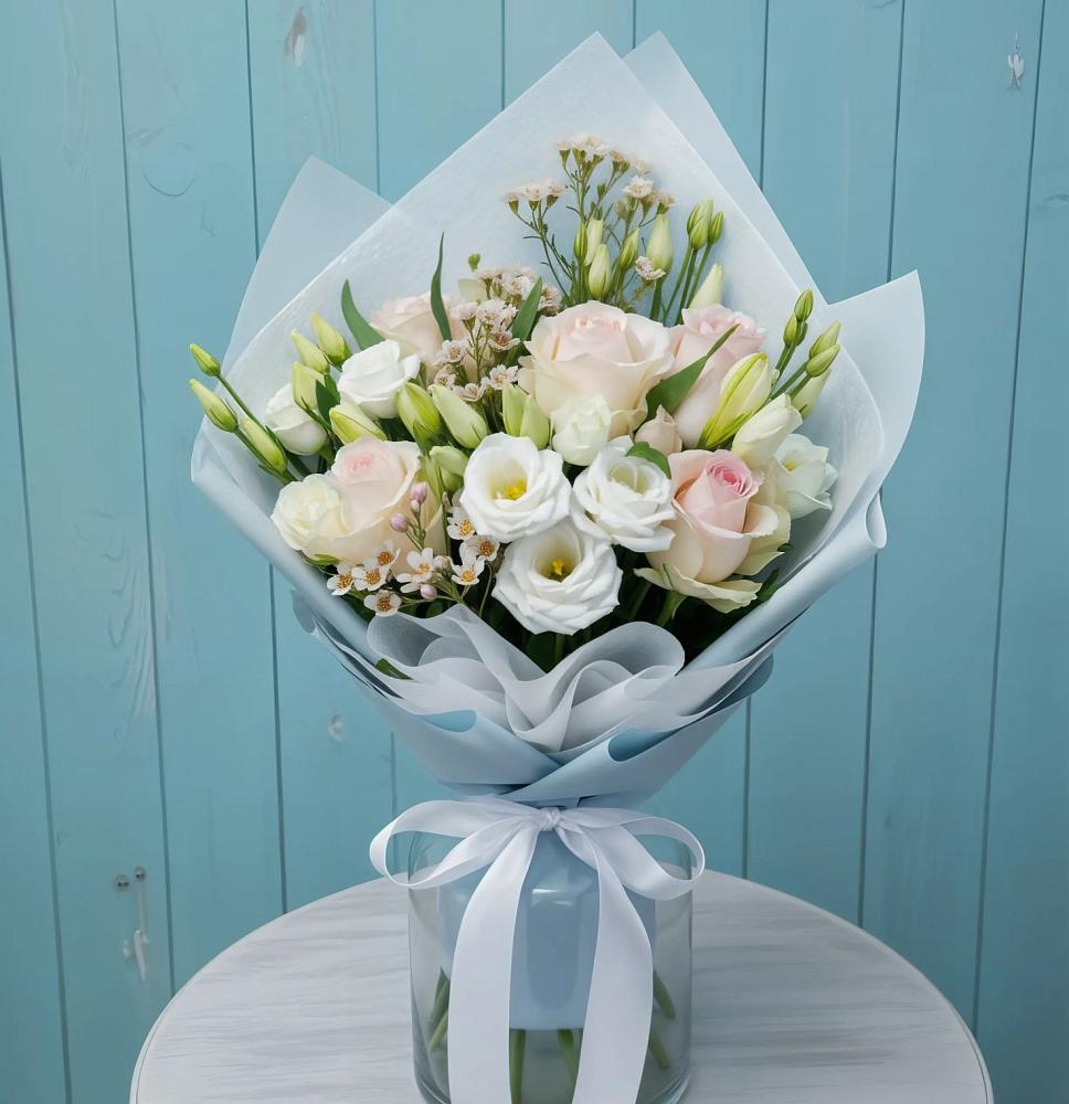 Букет цветов из: Розы и Лизиантусы в Рассвет