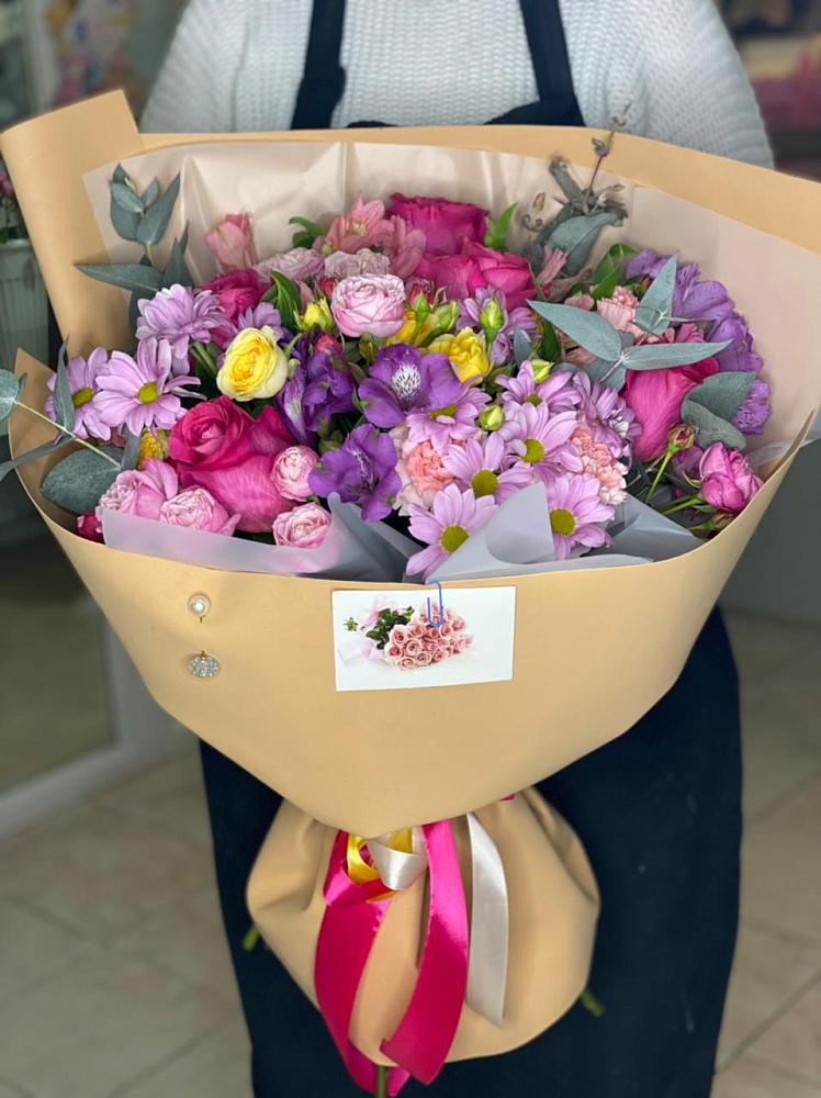 Букет цветов из: Хризантемы, Гвоздики и Альстромерии в Рассвет