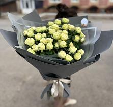 Букет Белые кустовые розы Солинеро в Рассвет