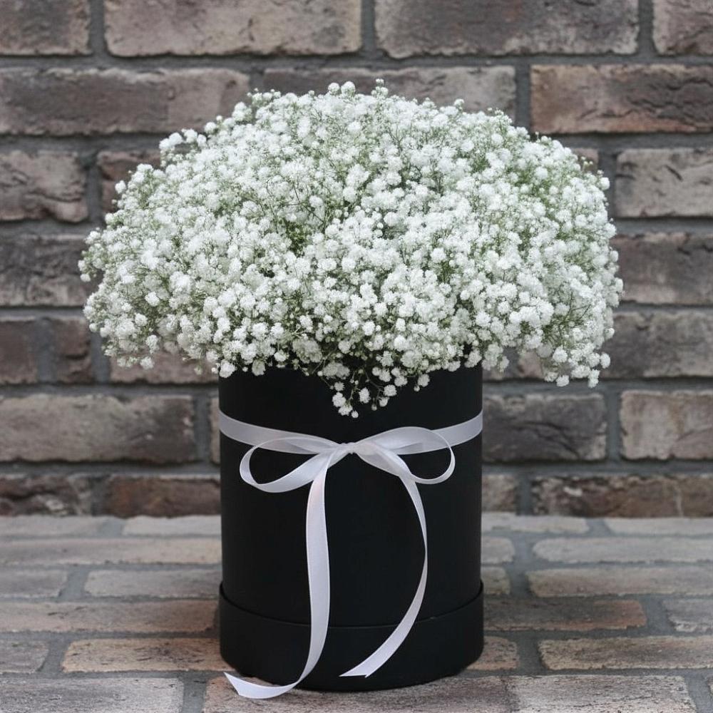 Цветочная композиция из Гипсофила в шляпной коробке в Рассвет