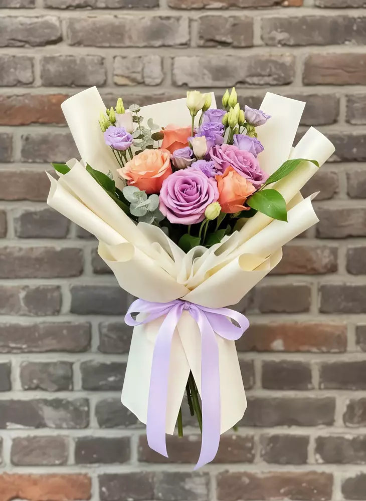 Букет цветов из: Лизиантусы и Розы в Рассвет