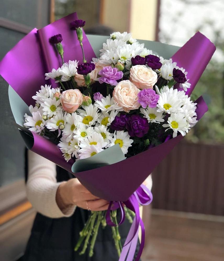 Букет цветов из: Хризантемы, Гвоздики и Розы в Рассвет