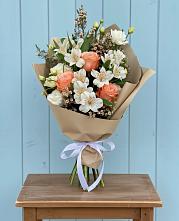 Букет цветов из:  Альстромерии, Лизиантусы, Розы и Хризантемы в Рассвет