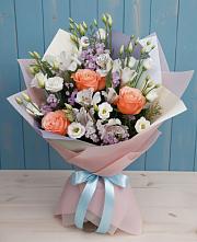 Букет цветов из:  Лизиантусы, Розы, Альстромерии и Гипсофила в Рассвет