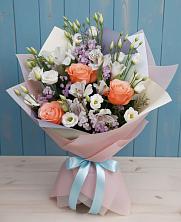 Букет цветов из:  Лизиантусы, Розы, Альстромерии и Гипсофила в Рассвет