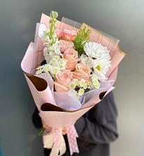 Букет цветов из:  Хризантемы и Розы в Рассвет