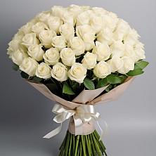 Букет 101 беля роза Белоснежка в Рассвет