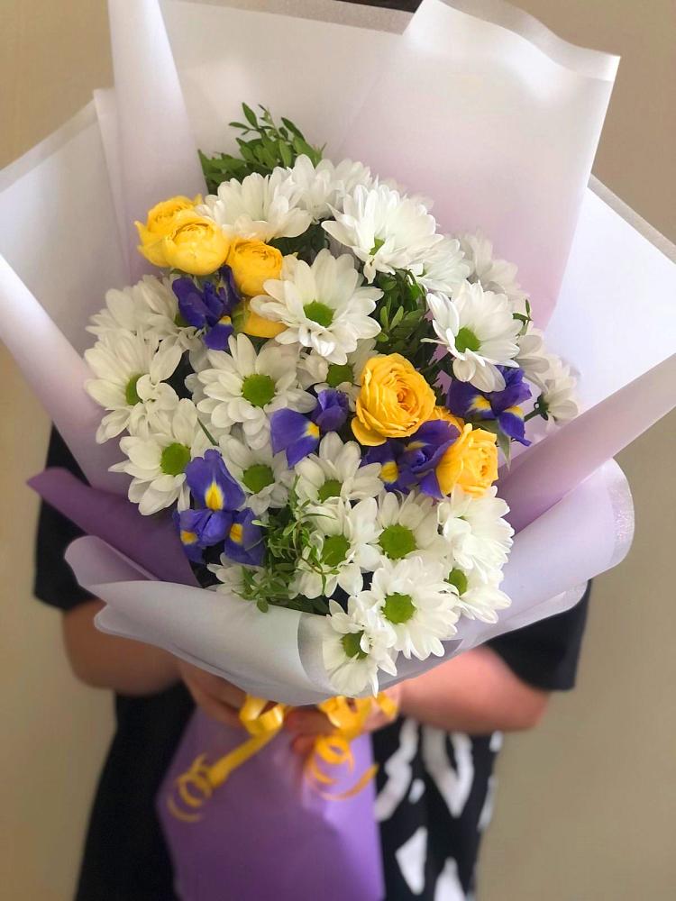 Букет цветов из: Ирисы, Хризантемы и Розы в Рассвет