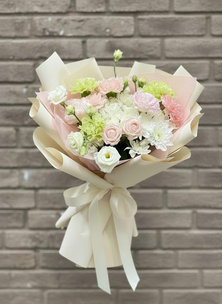 Букет цветов из: Гвоздики, Розы, Лизиантусы и Хризантемы в Рассвет