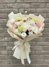 Букет цветов из:  Гвоздики, Розы, Лизиантусы и Хризантемы в Рассвет