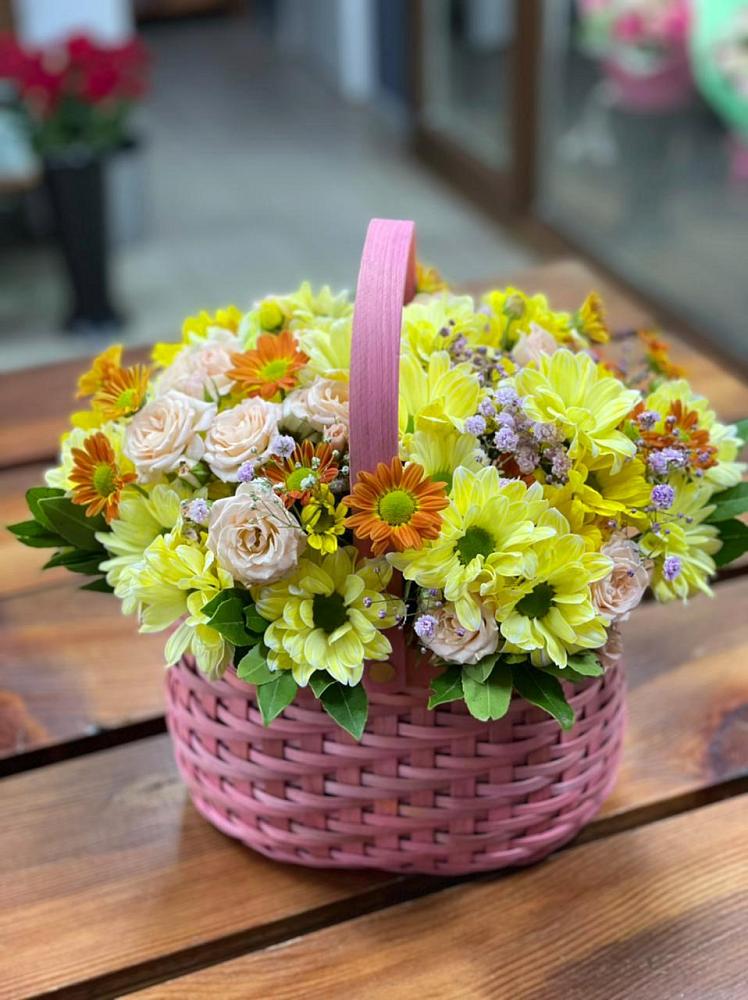 Цветочная композиция из Хризантемы и Розы в корзине в Рассвет