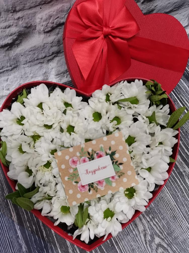 Цветочная композиция из Хризантемы в виде сердца в Рассвет