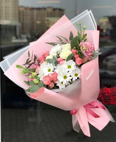 Букет цветов из: Розы, Лизиантусы и Хризантемы в Рассвет