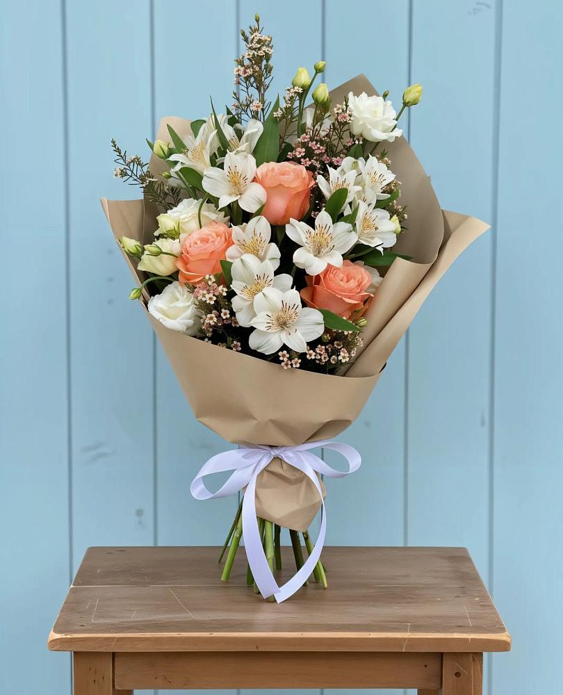 Букет цветов из: Альстромерии, Лизиантусы, Розы и Хризантемы в Рассвет