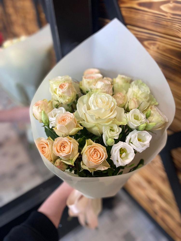 Букет цветов из: Розы и Лизиантусы в Рассвет