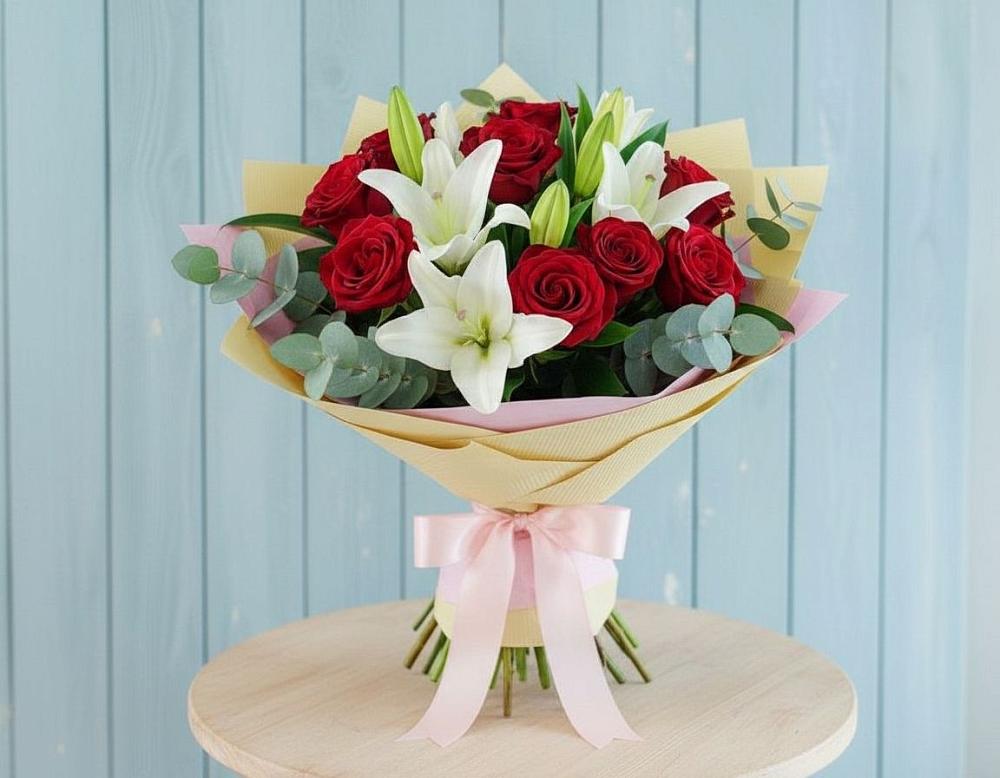 Букет цветов из: Лилии и Розы в Рассвет